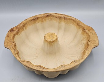 Stampo per ciambella in gres porcellanato Pampered Chef Family Heritage da 25 cm, scanalato, prodotto negli Stati Uniti.