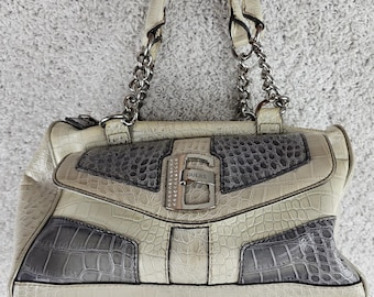 Bolso de hombro vintage Guess Y2K con estampado de cocodrilo sintético y cadenas gruesas con tachuelas.