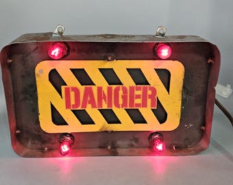 Placa metálica industrial iluminada de perigo, estilo steampunk, feita à mão com pátina de ferrugem.