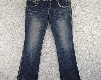 Jeans de mezclilla estilo vintage Almost Famous de tiro bajo y corte bota, desgastados, talla 9 (32x30), dobladillo sin rematar.