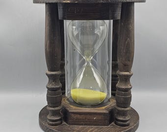 Vintage „Time Out“ Stundenhocker aus Holz und Glas, gelber Sand, 34 cm, rustikal-schick