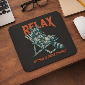 Alfombrilla de ratón "Relájate, mapache, nada está bajo control" / Alfombrilla de escritorio divertida
