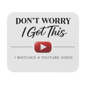 Puede incluir: Una taza de cerámica blanca con un asa negra y el texto "But First, Coffee" en negro, con una fuente de estilo manuscrito. La taza está sobre una superficie blanca.