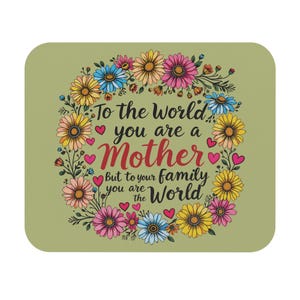 以下が含まれることがあります： 黒い持ち手と「But First, Coffee」のテキストが太字の黒で書かれた白いセラミックマグ。マグカップはぼやけた背景に置かれています。マグカップの高さは約10cmです。