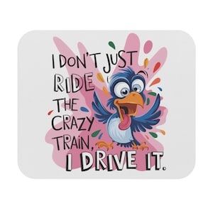 Puede incluir: Un posavasos cuadrado blanco con un diseño de pájaro de dibujos animados. El pájaro azul tiene un pico naranja y una lengua rosa. El texto dice: "No solo viajo en el tren loco, lo conduzco".