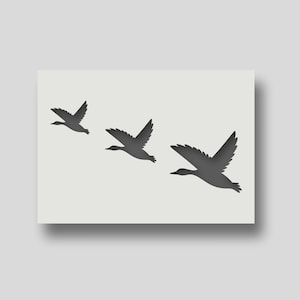 Puede incluir: Silueta de tres gansos volando en formación sobre un fondo blanco.