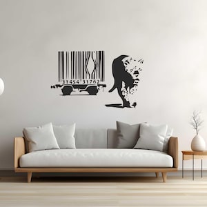 Puede incluir: Arte mural negro con un diseño de código de barras con los números 31454 31762 y una silueta de jaguar. La obra de arte se exhibe en una pared blanca sobre un sofá moderno.
