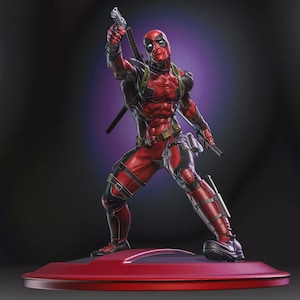 Può includere: Una statuetta dettagliata del personaggio Deadpool in una posa d'azione dinamica, che indossa una tuta tattica rossa e nera con cinture, tenendo una pistola in una mano e una katana sulla schiena, su una base circolare rossa.
