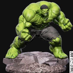 Peut inclure: Figurine verte de Hulk dans une pose dynamique, debout sur une base en pierre. La figurine a une musculature imposante, avec un short noir et une expression sévère. Le texte "stlproject922" est visible.