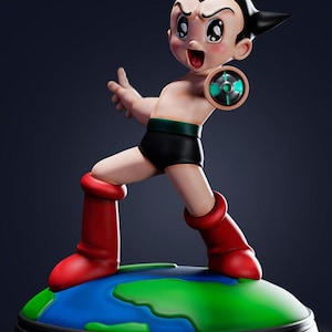 Könnte beinhalten: Detaillierte Figur von Astro Boy, einem klassischen Anime-Charakter, der auf einer Globusbasis steht. Die Figur ist mit schwarzen Haaren, roten Stiefeln und einer schwarzen und grünen Hose dargestellt. Die Figur hat einen entschlossenen Ausdruck und ein kreisförmiges Gerät am Arm.