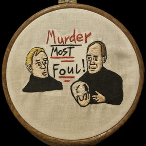 Peut inclure: Broderie dans un cercle en bois. Le motif présente deux personnages et le texte "Murder Most Foul!" en fil rouge. Les personnages sont brodés en noir et beige, l'un d'eux tenant un crâne.