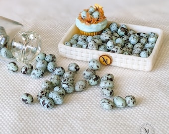 ufs de rouge-gorge miniatures 1:12, petits œufs bleus mouchetés dans un mini pot en verre, nourriture de maison de poupée et décoration de printemps, miniature artisanale