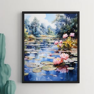 Pode incluir: Pintura em aquarela emoldurada de uma serena cena de lagoa. A obra apresenta nenúfares rosa, folhas de nenúfar e reflexos na água azul. Árvores verdes exuberantes e folhagens margeiam as margens sob um céu parcialmente nublado.