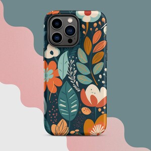 Pode incluir: Uma capa de telefone com um padrão floral. A capa é preta com flores laranja, amarelas, verdes e brancas. A capa do telefone tem um recorte para a câmera.