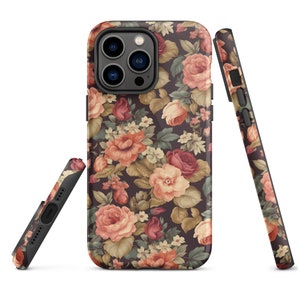 Pode incluir: Uma capa de telefone preta com um padrão floral com rosas rosa, vermelhas e brancas sobre um fundo escuro.