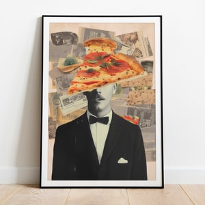 Op de afbeelding: Een zwart-wit collage met een man in pak en strikdas met een snee pizza die zijn gezicht bedekt. De pizza heeft pepperoni en andere toppings. De achtergrond is een collage van verschillende afbeeldingen en texturen.