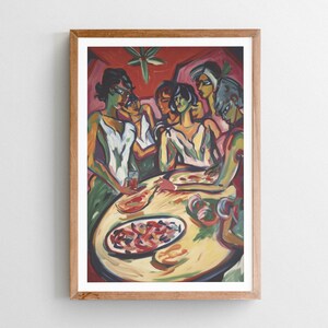 Könnte beinhalten: Ein Gemälde, das vier Personen zeigt, die um einen Tisch mit einem Teller Essen sitzen. Die Personen sind alle in bunten Kleidern gekleidet und der Tisch ist mit einer gelben Tischdecke bedeckt. Das Gemälde ist in einem kühnen, expressiven Stil gehalten.
