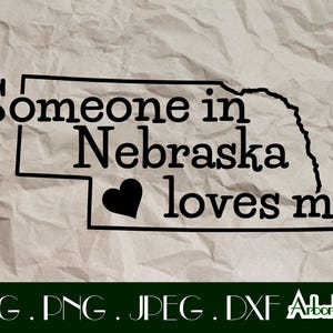 Jemand in Nebraska liebt mich Baby Strampelanzug SVG Dxf Png Jpg Digitale Dateien Nebraska Oma Geschenk Nebraska Liebe Cornhusker Baby Geschenk