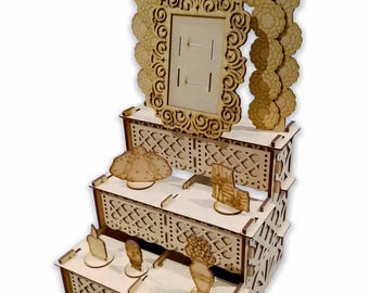 Op de afbeelding: Een drielaags houten displaystandaard met ingewikkelde uitsnijdingen en een decoratief frame aan de bovenkant. De standaard is ontworpen om kleine items te presenteren, zoals kaarsen, bloemen en andere decoratieve objecten.