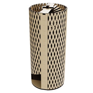 Puede incluir: Un jarrón decorativo cilíndrico y alto con un diseño de diamantes. El jarrón está hecho de un material beige claro con detalles en negro. La parte superior del jarrón tiene una serie de recortes rectangulares. El jarrón mide unos 30 cm de alto.