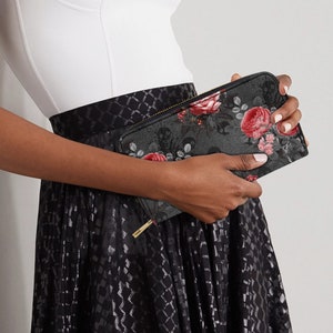 Cartera larga para mujer con correa de muñeca, diseño gótico de rosas rojas y calaveras negras, perfecta para uso diario, regalo para ella, accesorio impresionante.
