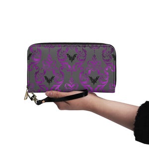 Cartera de piel sintética, color morado con estampado de murciélagos negros volando, para uso diario, regalo gótico genial para ella, artículos esenciales diarios, moda gótica, elegante