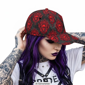 Può includere: Un cappellino da baseball con sfondo grigio scuro e un motivo ripetuto di teschi rosso brillante incorniciati da decorazioni ornamentali. Il cappellino presenta una corona strutturata, una visiera curva e un bottone sulla parte superiore.