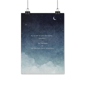 Könnte beinhalten: Ein Aquarellbild eines Nachthimmels mit Sternen und einem Halbmond. Der Text lautet "ALL IS FAIR IN LOVE AND POETRY... SINCERELY, THE CHAIRMAN OF THE TORTURED POETS DEPARTMENT."
