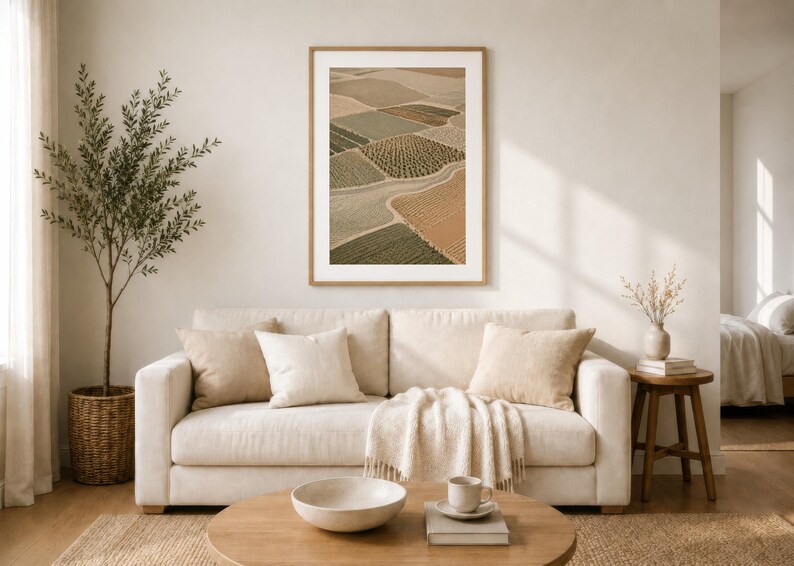 Pode incluir: Uma impress&atilde;o de arte de parede emoldurada com uma vista a&eacute;rea de campos agr&iacute;colas em tons de verde, bege e castanho. A impress&atilde;o retangular &eacute; exibida numa moldura de madeira clara, mostrando uma paisagem em mosaico.