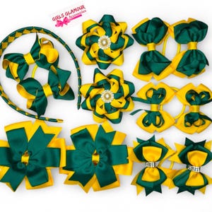 Può includere: Una collezione di accessori per capelli gialli e verde scuro, tra cui fasce per capelli ed elastici. I fiocchi presentano un design a strati, alcuni con abbellimenti decorativi. Adatto alle bambine.