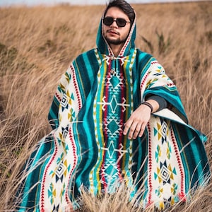 Alpaca World | Alpaca ponchos for men and women | Handmade with the best baby alpaca wool material by Ecuadorian artisans