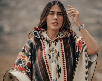 Monde de l'alpaga | Ponchos en alpaga pour hommes et femmes | Fabriqué à la main avec la meilleure laine de baby alpaga par des artisans équatoriens