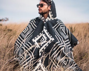 Monde de l'alpaga | Ponchos en alpaga pour hommes et femmes | Fabriqué à la main avec la meilleure laine de baby alpaga par des artisans équatoriens