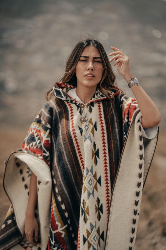 Alpaca World | Alpaca ponchos for men and women | Handmade with the best baby alpaca wool material by Ecuadorian artisans