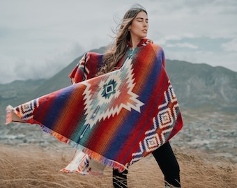 Poncho fait main en laine d'alpaga | Châle bohème à capuche géométrique
