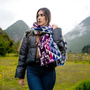 Alpaca scarf, handmade with the best baby alpaca wool material by Ecuadorian artisans | Wrap yourselft in Alpaca Confort. (Purple, Beige)