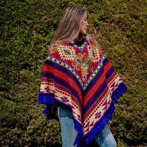 Alpaca ponchos for men and women | Handmade with the best alpaca wool material by Ecuadorian artisans.