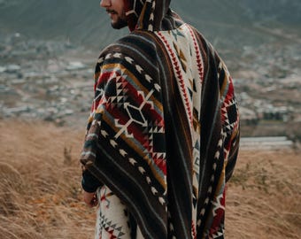 Poncho fait main en laine de bébé alpaga | Conception géométrique à capuche
