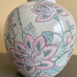 Vintage WBI Chinese Chinoiserie Enameled Porcelain Mantel Urn Vase 8.5&quot;