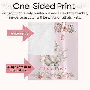 Peut inclure: Une couverture pour b&eacute;b&eacute; avec une impression recto. Le motif pr&eacute;sente un lapin, des fleurs et le nom "Olivia Rose" sur un fond rose. L'int&eacute;rieur de la couverture est blanc.