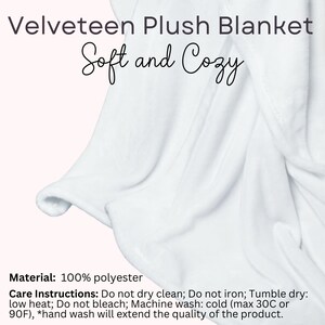 Peut inclure: Une couverture en peluche Velveteen blanche avec le texte "Soft and Cozy" en &eacute;criture cursive. La couverture est en 100% polyester et est lavable en machine. La couverture est douce et semble pli&eacute;e.
