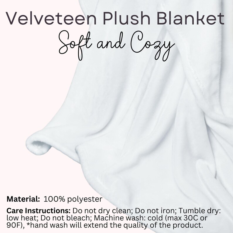 Peut inclure: Une couverture en peluche Velveteen blanche avec le texte "Soft and Cozy" en &eacute;criture cursive. La couverture est en 100% polyester et est lavable en machine. La couverture est douce et semble pli&eacute;e.