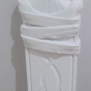Könnte beinhalten: Ein großes, weißes Requisitenschwert mit detailliertem Design. Das Schwert hat einen stilisierten Griff und eine Klinge mit einer Spitze. Das Gesamtdesign deutet auf ein Fantasy- oder Cosplay-Thema hin.
