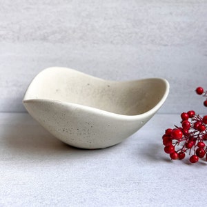 Wavy Concrete Bowl, Minimalist Bowl, Concrete Decor, Cement Catchall, Bowl for Coffee Table, Irregular Dish, Decorative Bowl, Trinket Bowl