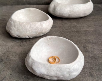 ROCK BOWL, piatto decorativo, espositore di gioielli di ciottoli, pietra di fiume in cemento, vaso per gingilli di cemento, arredamento Japandi, raccoglitore di pietra d'ingresso