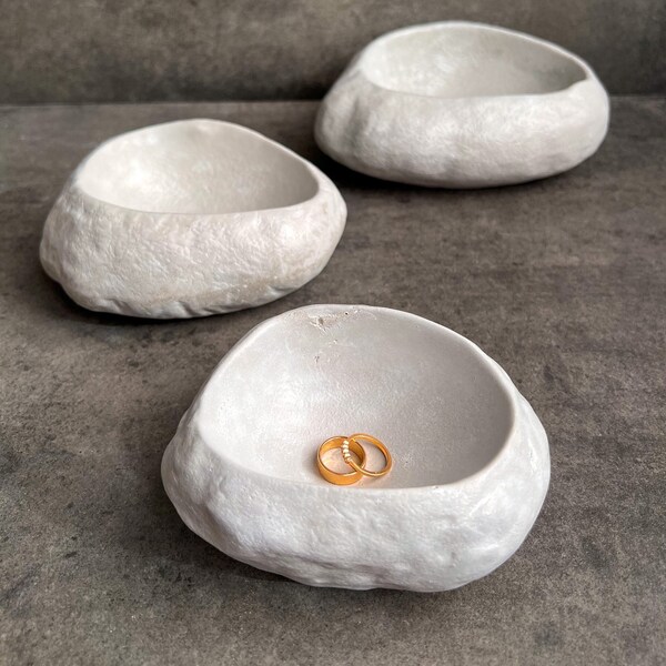 ROCK BOWL, Decorative Dish, Pebble Jewlery Display, Concrete River Stone, Cement Trinket Vessel, Japandi Decor, Entryway Stone Catchall