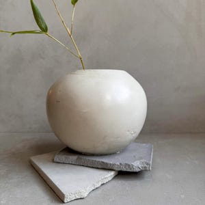 Wabi Sabi Concrete Vase, Modern Ball Vase, Minimalist Pottery, Japandi Vase Decor, Flower Container, Abstract Art Vase, Handmade Bud Vase