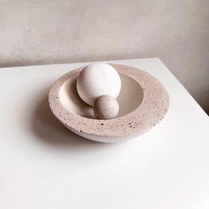 Minimalistische betonnen kom, asymmetrische vangst, moderne cementkom, eigentijdse kom, kommen voor decor, decoratieve kom, sieradenschaal