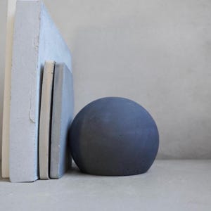 Sujetalibros esférico de hormigón, escultura esférica redonda, decoración de estantería de piedra, pisapapeles de cemento, sujetalibros industrial, decoración minimalista de oficina