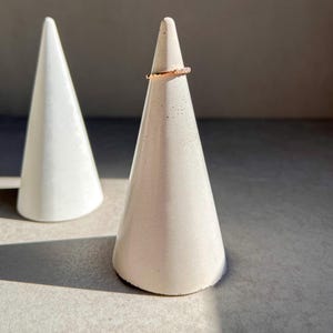 コンクリートリングツリー、ミニマリストリングコーン、モダンなリングホルダー、リングディスプレイ、婚約ギフト、リングコーン、リングコーン、セメント、ジュエリーオーガナイザー